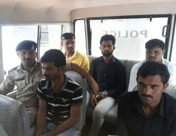 આ મામલે આઇજીએ તપાસ દરમિયાન માંડવી ગામના ત્રણ સગ્ગાભાઇઓ આહીર અમરુ ઉકાભાઇ ભેડા, ભાવેશ ઉર્ફે લાલો ઉકાભાઇ ભેડા અને મુકેશ ઉકાભાઇ ભેડા, ઉપરાંત માંડવી ગામના જ વિક્રમ ભગવાનભાઇ ભેડા અને રાજુ ઘુસાભાઇ ભેડા સહીત પાંચ શખ્સોની ધરપકડ કરી તમામને ગારીયાધાર કોર્ટમાં રજુ કરવામા આવતા. અદાલતે તમામના 6 સપ્ટેમ્બર સાંજે 4 વાગ્યા સુધીના રીમાન્ડ મંજરુ કર્યા હતા. કોર્ટમાં લઇ જવા અગાઉ તમામનું ગારીયાધાર સરકારી હોસ્પિટલમાં મેડીકલ ચેકઅપ કરાવામાં આવ્યું હતું.