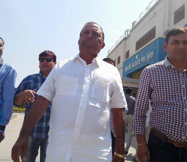મીડિયામાં એવી પણ ચર્ચા ચાલી રહી છે કે, વિઠ્ઠલભાઇ દિલ્હી જવા પણ રવાના થઇ ગયા છે પણ વિઠ્ઠલભાઇ રાદડિયાએ આ વાતનો ઈન્કાર કર્યો છે. રાદડિયાએ મીડિયા સાથેની વાતચીતમાં જણાવ્યું હતું કે, હાલ હું ચંદીગઢ છું. દિલ્હીથી હજી સુધી આવા કોઇ મેસેજ મળ્યા નથી પણ દિલ્હીથી આવા કોઇ મેસેજ આવે તો હું જઇશ.