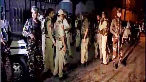 બીજી તરફ સરહદ પર પાકિસ્તાનની સેનાએ ફરી સંઘર્ષવિરામ ભંગ કર્યો હતો અને પૂંચ જિલ્લામાં ભારે ગોળીબાર કર્યો હતો, જેમાં બીએસએફનો એક જવાન શહીદ થયો હતો. નિયંત્રણ રેખા પર ફરજ પર હાજર બીએસએફના અધિકારીએ કહ્યું હતું કે પાકિસ્તાનના સૈનિકોએ સ્નાઈપર ફાયર કર્યું હતું, જેમાં એક જવાનને ગંભીર ઈજા થઈ હતી, જેણે ત્યાં જ અંતિમ શ્વાસ લીધા હતા.