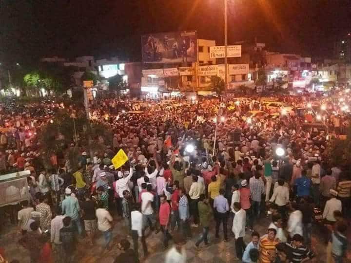 સુરતઃ પાટણ મારામારી કેસમાં પાટીદાર અનામત આંદોલન સમિતિના કન્વિનર હાર્દિક પટેલ અને અન્ય નેતાઓની ધરપકડના વિરોધમાં સુરતમાં પાટીદારો દ્ધારા વિઘ્નહર્તા રેલી યોજવામાં આવી હતી. આ રેલીમાં 25000થી વધુ પાટીદાર યુવકો જોડાયા હતા. જય સરદાર, જય પાટીદારના નારા સાથે નીકળેલી પાટીદારોની આ રેલીને કારણે ભાજપમાં ખળભળાટ મચી ગયો છે. આગામી વિધાનસભા ચૂંટણી અગાઉ પાટીદારોએ શક્તિપ્રદર્શન કર્યું હતું. 