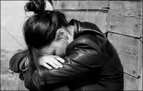 ટ્રેનમાં એન્જિનિયર યુવતીની ત્રણ યુવકોએ કરી છેડતી, એકે બનાવ્યો વીડિયો, જાણો પછી શું થયું ટ્રેનમાં એન્જિનિયર યુવતીની ત્રણ યુવકોએ કરી છેડતી, એકે બનાવ્યો વીડિયો, જાણો પછી શું થયું