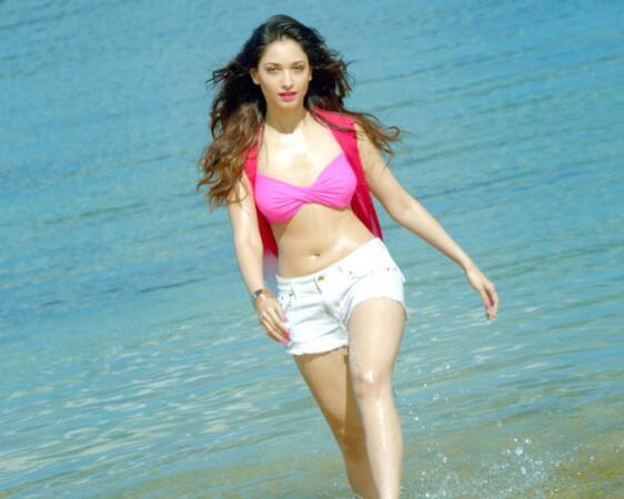 જણાવી દઈએ કે, તમન્ના સાઉથની સુપરહિટ એક્ટ્રેસ છે. તેમણે કેટલીક હિંદી ફિલ્મોમાં પણ કામ કર્યું છે, પરંતુ બોલીવુડમાં તેને સફળતા મળી નથી. હાલમાં જ તે પ્રભાસ સ્ટાર બાહુબલી-2માં નજર આવી હતી.