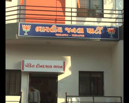અમદાવાદઃ કેન્દ્રની નરેન્દ્ર મોદી સરકાર અને ભાજપની મજાક ઉડાડવા માટે હાલ સોશિયલ મીડિયામાં ‘વિકાસ ગાંડો થયો છે’ ના મેસેજ વાઇરલ થઈ રહ્યા છે. ભાજપ વિકાસની મોટી મોટી વાતો કરે છે પણ વિકાસ કરતો નથી તેવું કહેતા આ મેસેજના કારણે ભાજપના નેતાઓ છંછેડાઈ જાય છે તેનો પુરાવો તેમણે પૂરો પાડ્યો છે.