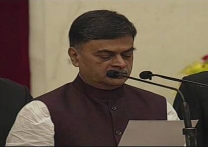 આજના વિસ્તરણમાં બિહારના રાજકુમાર સિંહે રાજ્ય કક્ષાના પ્રધાન તરીકે શપથ લીધા હતા. સિંહ ભૂતપૂર્વ આઈએએસ અધિકારી છે અમને બિહારમાં આરાહથી લોકસભામાં ચૂંટાયા છે. સિંહ પહેલાં કેન્દ્ર સરકારમાં ગૃહ સચિવ હતા.