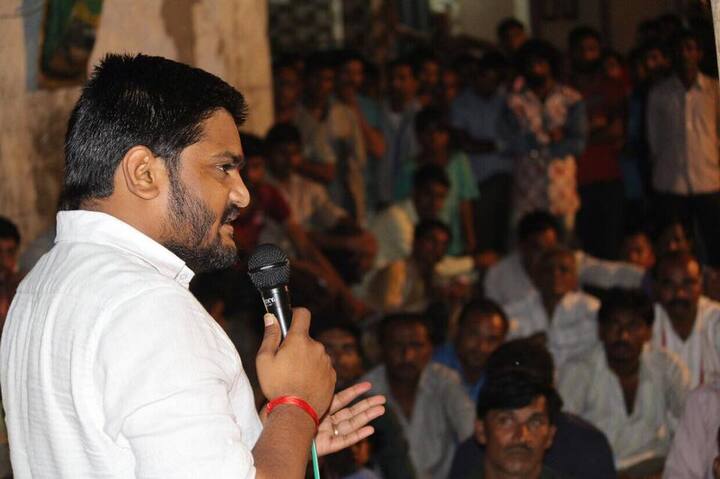 ઉલ્લેખનીય છે કે દિલિપ સાવલિયાએ ફરિયાદમાં જણાવ્યું હતું કે હું પાટણમાં 26 ઓગસ્ટના રોજ આયોજીત ‘એક શામ શહીદો કે નામ’ કાર્યક્રમ બાદ હાઇવેની નવજીવન હોટલ પર બેઠો હતો. તે દરમિયાન હાર્દિકના કાફલાએ મારી સાથે મારામારી કરી હતી.