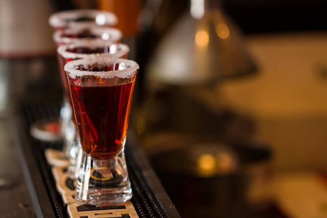  હોટલ રિજન્ટના રૂમ નંબર- 407 માંથી પકડાયેલા 7 પુરુષોમાં અસીમ સિદ્દિકી(32)(દિલ્હી), હર્ષદ દેવરાજ વર્મા (25) (દિલ્હી), અકિલ કાલિયા(32) (હિમાચલ પ્રદેશ), રણજિતસિંહ મેયરસિંહ(49)(દિલ્હી), રોહિતભાઇ શર્મા (31) (રાજસ્થાન), ફરીદખાન હનીફખાન(28) (દિલ્હી), ભીમસિંગ ચૌહાણ(37)(રાજસ્થાન)નો સમાવેશ થાય છે.