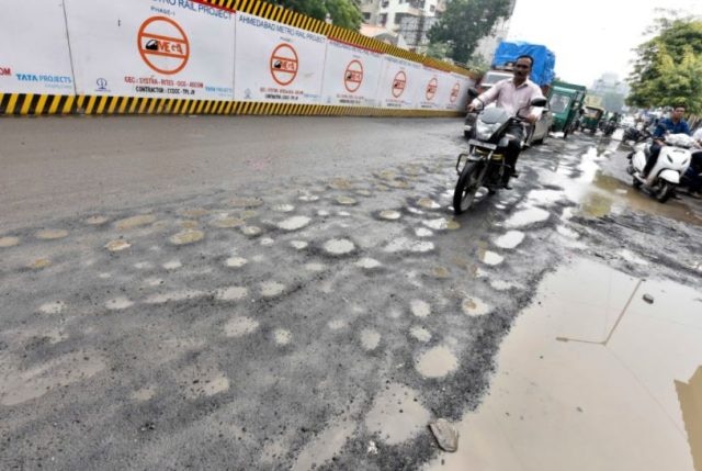 Mumbai news the challenge of making Mumbais roads pothole-free in two years what exactly will the administration do Pothole-free Roads in Mumbai : मुंबईतील रस्ते दोन वर्षात गुळगुळीत करण्याचं चॅलेंज, प्रशासन नेमकं काय करणार?