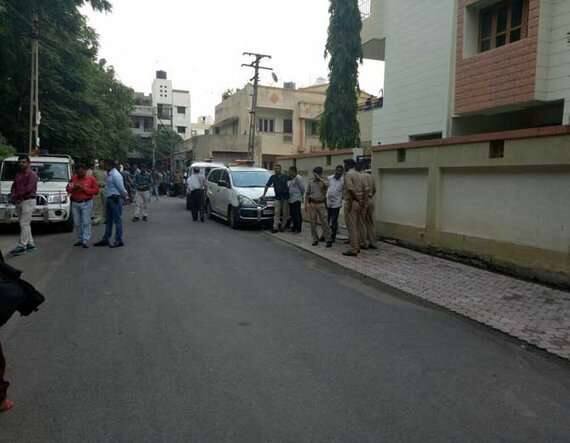 રવિ પકડાયો ત્યારે પોલીસ સમક્ષ એવી કબૂલાત આપી હતી કે પત્ની રાધિકાને અન્ય સાથે લફરું હતું. આથી ચોટીલા જતી વખતે બન્ને વચ્ચે બોલાચાલી થઇ હતી. જેમાં ઉશ્કેરાઇને પત્નીને છરીના ઘા ઝીંકી પતાવી દીધી હતી.