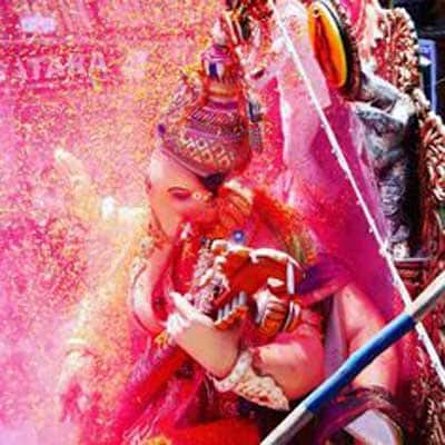 બે આદિવાસી જૂથ વચ્ચે અથડામણ થતાં પોલીસે 17 લોકો સામે હર્યા અને રાયોટિંગ સહિતની ફરિયાદ દાખલ કરી છે. તેમજ મામલો ઉગ્ર ન બને તે માટે કુમસગામઅને નવાપુરામાં ચુસ્ત પોલીસ બંદોબસ્ત ગોઠવી દેવામાં આવ્યો છે. 