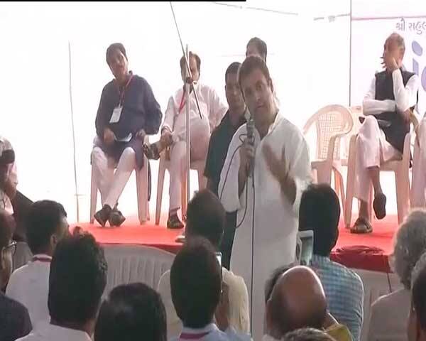 રાહુલે બિઝનેસમેન તથા નાના વેપારીઓની તકલીફો પૂછી હતી. તેમના સૌજન્યશીલ વર્તનથી બધાં પ્રભાવિત થઈ ગયાં હતાં. આ કાર્યક્રમ પછી રાહુલ ગાંધીએ બિઝનેસમેન તથા વેપારીઓ સાથે બેસીને ચા પીધી હતી. આ ચા વી.એસ. હોસ્પિટલની કીટલી પરથી મંગાવાઈ હતી. રાહુલે ઓછી ખાંડવાળી ચા પીધી હતી.