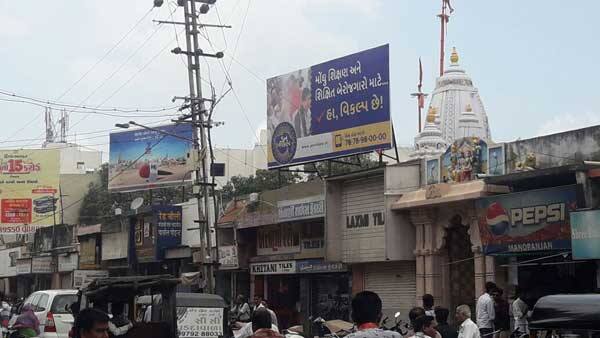 સમગ્ર શહેરમાં શંકરસિંહ પ્રેરિત આ ત્રીજા મોરચાના પોસ્ટર્સ અને બેનરો લાગ્યા છે. તેમજ લોકોને ભાજપ-કોંગ્રેસના વિકલ્પ તરીકે નવા વિકલ્પ સાથે જોડાવા માટે અપીલ કરતા આ બેનરમાં લોકોને સાથે જોડાવા માટે http:www.janvikalp.in અથવા મોબાઈલ નંબર ૭૮૭૮૭૮૯૮૦૦ પર મિસકોલ આપી પોતાને રજિસ્ટર કરાવા અપીલ કરી છે.