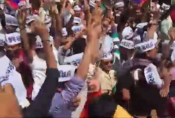 કોર્ટે પોલીસને તાકીદ કરી હતી કે, જામીન અરજી મામલે પોલીસ બુધવારે કાગળો રજૂ કરે તેથી પોલીસે નવું બહાનું શોધી કાઢ્યું. હવે હાર્દિક પટેલની જામીન અરજી મામલે સુનાવણી થાય એ સંજોગોમાં હાર્દિક પટેલ તથા દિનેશ બાંભણિયા બંનેને જામીન મળી જવાની શક્યતા છે.