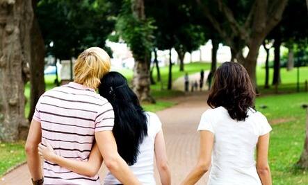 પત્ની અને પ્રેમિકાને એક જ ઘરમાં જોઇને પતિ જીગર ખુશ થઇ ગયો હતો. બીજી તરફ પત્ની ભાગી જતાં હિતેશે પોલીસ સ્ટેશનમાં ફરિયાદ નોંધાવી હતી. આખરે મહિલા હેલ્પ લાઇન 181ના કાઉન્સિલની મદદથી બંન્ને મહિલાનું કાઉન્સિલિંગ કરાવી બાળકોનાં ભવિષ્ય માટે સંસાર ન તોડવા રાજી કરી લીધી હતી. અંતે સમાધાન થતાં પોલીસ બંન્ને દંપતિને પોતપોતાના ઘરે મોકલી દીધી હતી. જોકે, આ ઘટના સમગ્ર તાલુકામાં ચર્ચાનો વિષય બની હતી. 