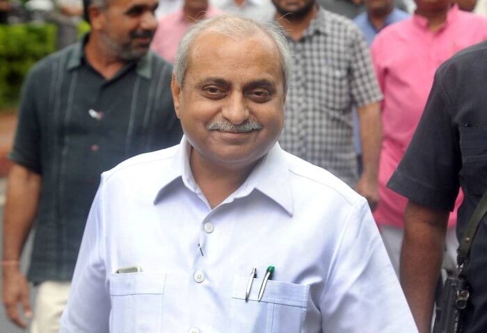 અમદાવાદઃ ગુજરાતના નાયબ મુખ્યમંત્રી નીતિન ફરી એક વખત વિવાદનો મધપૂડો છંછેડ્યો છે. તાજેતરમાં ગાંધીનગરના 68 ગામના ખેડૂતો તેમની જમીનના પ્રશ્નની રજૂઆત કરવા આવેલા ત્યારે ખેડુતો સમક્ષ તેમણે નિવેદન કર્યું હતું કે ઠાકોર અને દલિતોને ઉશ્કેરવામાં આવી રહ્યા છે અને તેના માટે કોંગ્રેસ દ્વારા ખર્ચ પણ આપવામાં આવે છે.