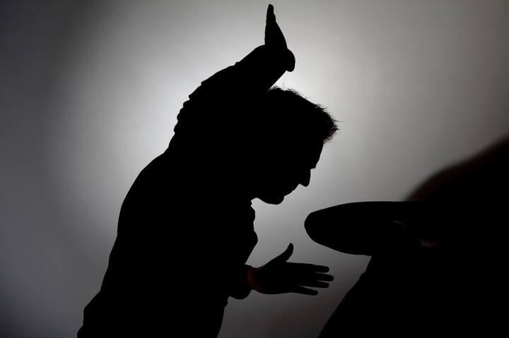  તે મારા વ્હોટ્સએપમાં પણ બિભત્સ મેસેજ અને વિડીયો કલીપ મોકલે છે. હું જ્યાં જાઉ ત્યાં પીછો કરે છે. ૫/૧૦/૧૬ના રોજ મહેશભાઇ અને તેના મળતીયા વિરૂધ્ધ મેં બી-ડિવીઝનમાં આઇપીસી ૩૫૪ (એ) મુજબની છેડતીની ફરિયાદ કરી હતી. આ કારણે મહેશભાઇએ વધુ ત્રાસ આપવાનું શરૂ કર્યુ હતું. કોર્ટ કમ્પાઉન્ડમાં પણ અન્ય સાક્ષીઓને ડરાવી ધમકાવી પોતાની તરફ જુબાની આપવા કહે છે. તેમજ મારા વિરૂધ્ધ જેટલા કેસ છે તે પાછા ખેંચી લેજે નહિતર તને બદનામ કરી દઇશ તેવી ધમકીઓ આપે છે.