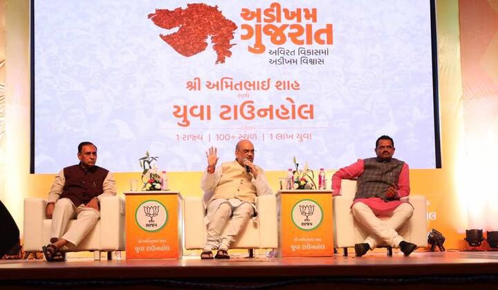નોટબંધીના સવાલ પર અમિત શાહે કહ્યું કે રિઝર્વ બેંકે 99 ટકા નોટો પાછી આવી. પહેલા ક્યારે કોઈએ પૂછ્યું કેટલી નોટો હતી. 20 ટકા ભ્રષ્ટાચારીઓના ઘરમાં પડી હતી. એ બધી નોટો આજે બેંકમાં પહોંચી અને દેશના વિકાસનું કામ કર્યું છે.