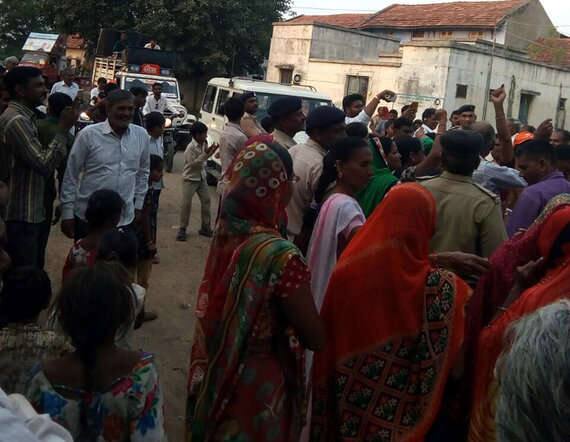  નર્મદા રથ તાલુકા મથકો પર દરરજો ગામડાઓમાં ફેરવવાની સરકારી અધિકારીઓ દોડધામ કરી રહ્યાં છે. પરંતુ નર્મદા રથનાં સ્વાગતમાં ગ્રામજનો કરતા ભાજપના કાર્યકરો વધુ જોવા મળે છે.