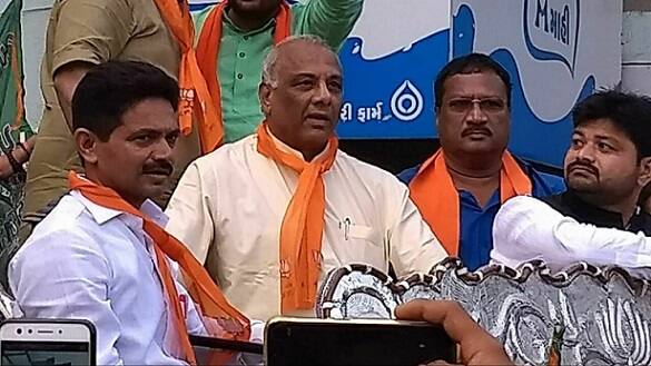 આ ઉપરાંત ગંભીરસિંહ ગોહિલના નામના ભાજપે બેનર લગાવેલા હતા તે પણ ઉતારી લેવા પડ્યા છે. આ નેતાએ પોતાનો ફોન પણ બંધ કરી દીધો હતો અને વોટ્સએપ પર ચાર પાનાનો પત્ર લખીને બધો દોષનો ટોપલો કોંગ્રેસ પર ઢોળી દીધો હતો. ભાજપના નેતાઓ કહે છે કે, આ શરમજનક વીડિયો છે તે જોતાં કોઈને દોષ ના દઈ શકાય.