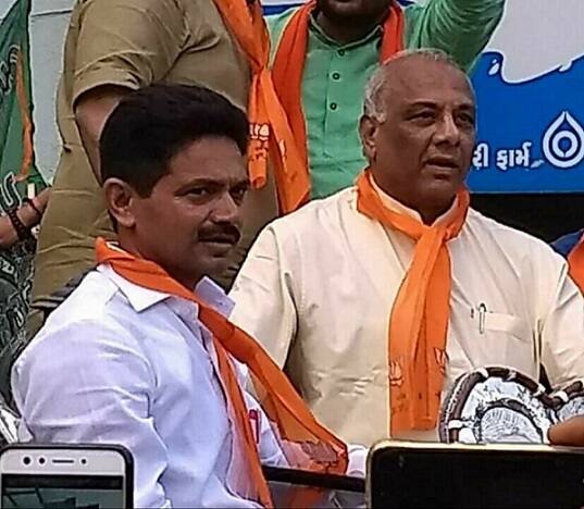  આ વીડિયો ક્લિપ ઉના સરકારી હોસ્પિટલના ક્વાર્ટરના બાખરૂમમાં ઉતારવામાં આવ્યો છે, તેવું ગંભીરસિંહ ગોહીલે જણાવ્યું છે. તેમણે લૂલો બચાવ કરતાં કહ્યું કે, કોંગ્રેસના અરજણ મજેઠીયાએ આ વીડિયો ઉતાર્યો હતો અને તે 10 મહિના જૂનો છે. અરજણ મજેઠીયાએ પોતે આવો કોઈ પણ વીડિયો ઉતાર્યો હોવાનો ઈનકાર કરી દીધો છે.