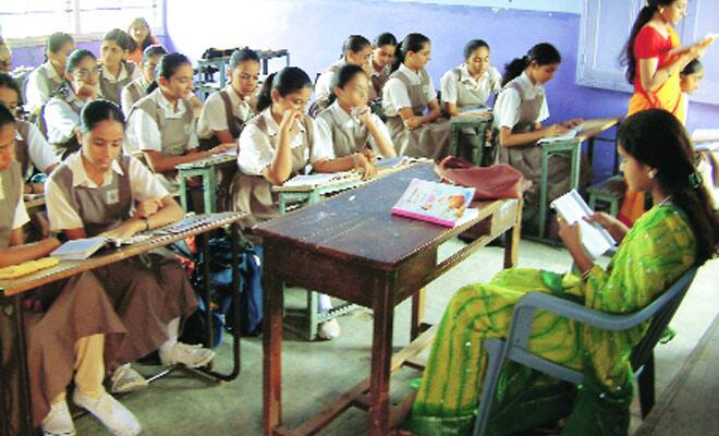  આ કેસમાં રાજ્ય સરકાર વતી થયેલી અપીલમાં મુખ્ય સરકારી વકીલ મનીષા લવકુમાર શાહે એવી દલીલ કરી હતી કે, સિંગલ જજ દ્વારા આ મામલે વચગાળાનો સ્ટે ઓર્ડર આપ્યો છે અને તેથી સરકાર આ કેસના પ્રતિવાદી શિક્ષકોના સ્થાને નવા શિક્ષકોને હેડ ટીચર્સ તરીકે મુકી શકતી નથી. જેના કારણે વહીવટી કામમાં મુશ્કેલી થઈ રહી છે. એટલું જ નહીં જે 22 શિક્ષકો છે તે પૈકી માત્ર સાતે એચ-ટાટની પરીક્ષા આપી છે અને તેઓ ક્વોલિફાય થઇ શક્યા નથી. જ્યારે કે અન્યોએ કોઇ પણ પ્રકારની વિગતો રજૂ કરી નથી. જેથી સિંગલ જજે આ અરજદાર શિક્ષકો કોઇ રાહત મેળવવાની પાત્રતા ધરાવતા નથી, તે તથ્યને ધ્યાનમાં ના લઇને ભારે ભૂલ કરી છે. તેથી સ્ટે ઓર્ડરને રદ કરી અપીલને ગ્રાહ્ય રાખવામાં આવે.