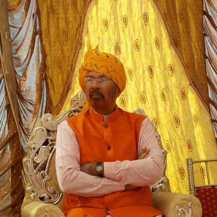 અમદાવાદ: એન્કાઉટરક કેસમાં આઠ વર્ષનો જેલવાસ ભોગવી ચૂકેલા પૂર્વ IPS ડી.જી. વણઝારાની આગેવાનીમાં ગાંધીનગરમાં સામાજિક એકાત્મતા મંચના સ્નેહ મિલન સમારંભનું આયોજન થયુ હતું. આ સમારંભમાં વણઝારાએ લોકનીતિને જ પોતાનું ધ્યેય ગણાવી હતી અને સમાજને મદદરૂપ થવા માટે રાજનીતિ જરૂરી હોવાથી પોતે રાજકારણમાં આવશે તેવી જાહેરાત પણ તેમણે કરી હતી. 