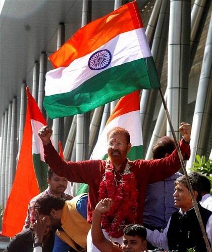 વણઝારાએ રાજ્યના અનેક વિસ્તારમાં સામાજિક સંમેલનો યોજ્યા છે ત્યારે લોકો તેમને તેઓ રાજકારણમાં આવશે કે કેમ તેવું પૂછતાં રહે છે. આ સવાલના જવાબમાં તેમણે જણાવ્યું લોકનીતિના માર્ગમાં રાષ્ટ્રનીતિ અને રાજનીતિ આવે છે, જેથી તેઓ રાજનતિમાં ચોક્કસ પ્રવેશ કરશે, પરંતુ રાજકારણથી દૂર રહેશે.