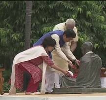  જાપાનના PM અને મોદી ગાંધી આશ્રમ પહોંચ્યા, મહાત્મા ગાંધીજીની પ્રતિમાને ફૂલો ચઢાવ્યા