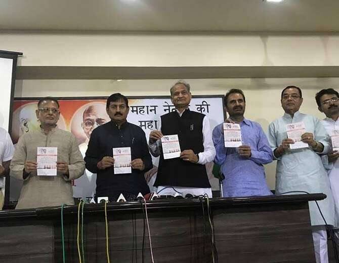 અમદાવાદ: વિધાનસભાની ચૂંટણી જેમ જેમ નજીક આવતી જાય છે તેમ બન્ને પક્ષો વોટરોને ખેંચવા માટે લોભામણી જાહેરાતો લાવતા જાય છે. મંગળવારે ગુજરાત કોંગ્રેસ દ્વારા બેરોજગાર યુવાનોને બેરોજગારી ભથ્થું આપવાની જાહેરાત કરી છે.