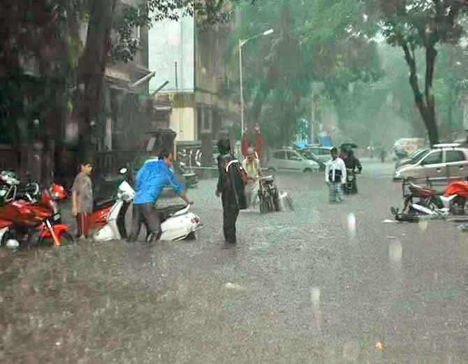  અમદાવાદ સહિત રાજ્યનાં 9 શહેરોનું મહત્તમ તાપમાન 36 ડિગ્રી પાર કરી જતાં લોકોએ ઉનાળાની કાળઝાળ ગરમીની સાથે ભારે બફારા વચ્ચે દિવસ પસાર કરવાનો વારો આવ્યો હતો. જોકે, સાંજ પછી ઠંડો પવન ફૂંકાયો હતો. સમગ્ર રાજ્યમાં 37.2 ડિગ્રી મહત્તમ તાપમાન સાથે અમદાવાદમાં રાજ્યનું હોટેસ્ટ સિટી બન્યું હતું. ત્યારબાદ ડીસા, સુરત અને ભુજ-36.6, કંડલા પોર્ટ અને સુરેન્દ્રનગર- 36.5, ઇડર-36.4, રાજકોટ- 36.3 તેમજ વડોદરામાં 36.0 ડિગ્રી મહત્તમ તાપમાન નોંધાયું હતું.