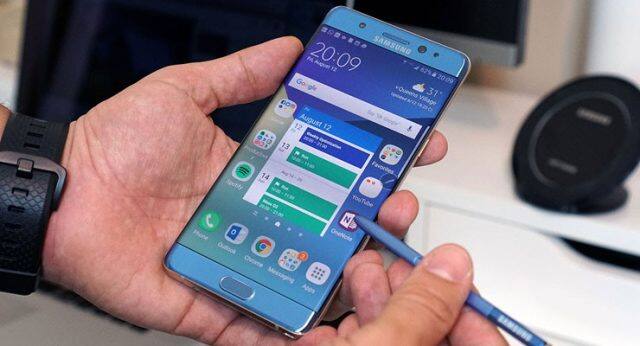 કંપની એક વાયરલેસ ચાર્જર અને એક વારની સ્ક્રીન રિપ્લેસમેન્ટની વોરંટી આપી રહી છે. 