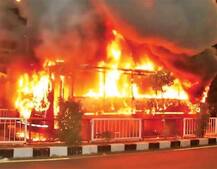 સુરતમાં ભાજપના કાર્યક્રમમાં પાટીદારોના વિરોધ બાદ રાત્રે ધમાલ, ટોળાએ બે બસો ફૂંકી મારી