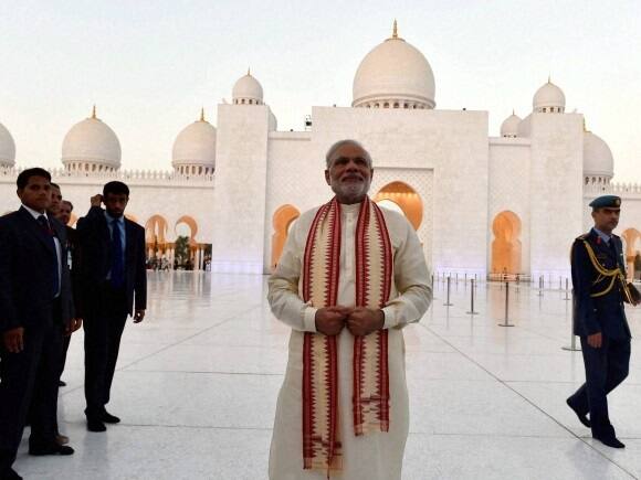  પીએમ મોદી 2015માં જ્યારે યૂએઈના પ્રવાસે ગયા હતા ત્યારે તે અબુ ધાબીની જાણીતી શેખ જાયદ મસ્જિદમાં ગયા હતા. મસ્જિદમાં પીએમ મોદી અબુ ધાબીના રાજાની સાથે ફર્યા હતા. મોદીની એ તસવીર સમગ્ર વિશ્વમાં ચર્ચાનો વિષય બની હતી.