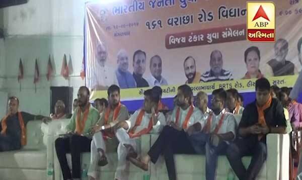 પાસના કાર્યકરોએ ભાજપના કાર્યક્રમના સ્થળે તોડફોડ કરીને સભા ખોરવી નાંખી હતી પણ એ ઉપરાંત બે બસમાં પણ આગચાંપી દીધી હતી. પાસના કાર્યકરોએ બરોબર 13 મહિના પછી પાછું પોતાનું આક્રમક સ્વરૂપ બતાવીને ભાજપની સભા ખોરવી નાખતાં સોપો પડી ગયો હતો. ભાજપના કાર્યકરો પણ છૂ થઈ ગયા હતા.