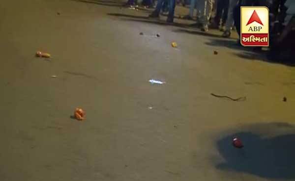 પાસના કાર્યકરોએ સૂત્રોચ્ચાર સાથે રામધૂન શરૂ કરતા પોલીસનું ટેન્શન વધી ગયું હતું. આખરે મોડી રાત્રે તમામને મુક્ત કર્યા હતા. જો કે પાટીદારોનો આક્રોશ એ પછી પણ શાંત નહોતો થયો અને મોડી રાત સુધી સુરતમાં પાટીદાર યુવકોનાં ટોળાં રસ્તા પર દેખાતાં હતાં. તેના કારણે પોલીસે આખી રાત ઉજાગરો કરવો પડ્યો હતો.