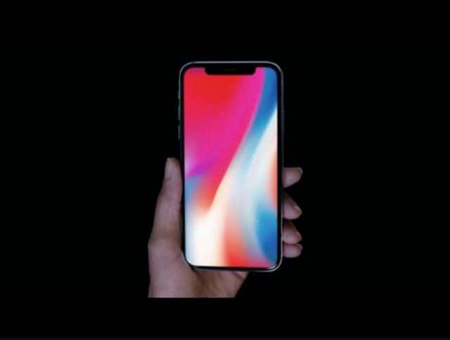  iPhone Xની 5.8 ઈંચની OLEDવાળી ડિસ્પ્લે છે, જેનું રિઝોલ્યુશન 1125×2436 પિક્સલ છે. કંપનીએ તેને સુપર રેટિના ડિસ્પ્લે નામ આપ્યું છે. ખાસ વાત એ છે કે અત્યાર સુધી કોઈ પણ આઈફોનમાં આ ડિસ્પ્લે જોવા નહીં મળી હોય.
