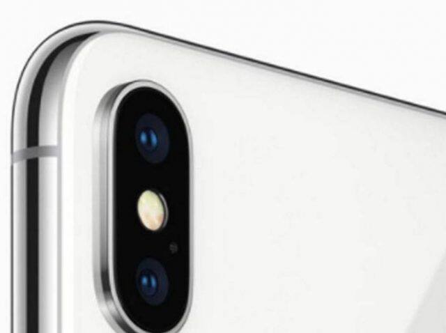  iPhone Xમાં 12MPનો રિયર કેમેરા છે. પહેલા ફોનનું અપાર્ચર f/1.8 અને બીજાનું f/2.4 છે. તેની સાથે જ સેલ્ફી માટે 7MP ફ્રન્ટ કેમેરા આપવામાં આવ્યો છે.