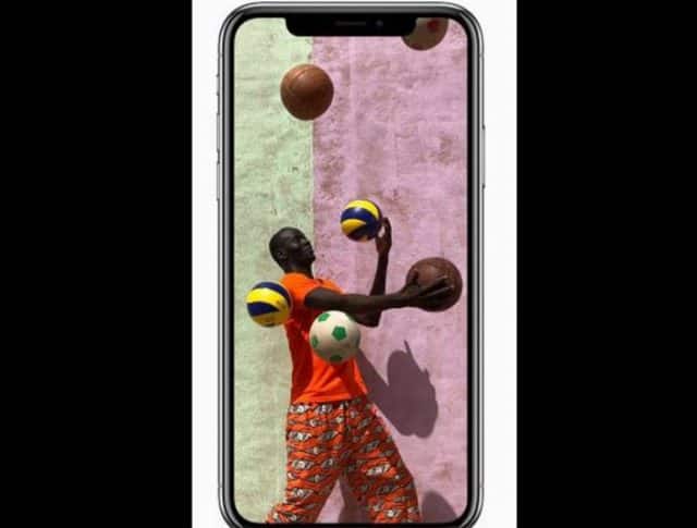  iPhone Xમાં કોઈ હોમ બટન આપવામમાં નથી આવ્યું નથી, તેની સ્ક્રીન પર નીચેથી ઉપરની તરફ સ્વાઈપ કરીને હોમ પર જઈ શકાય છે.