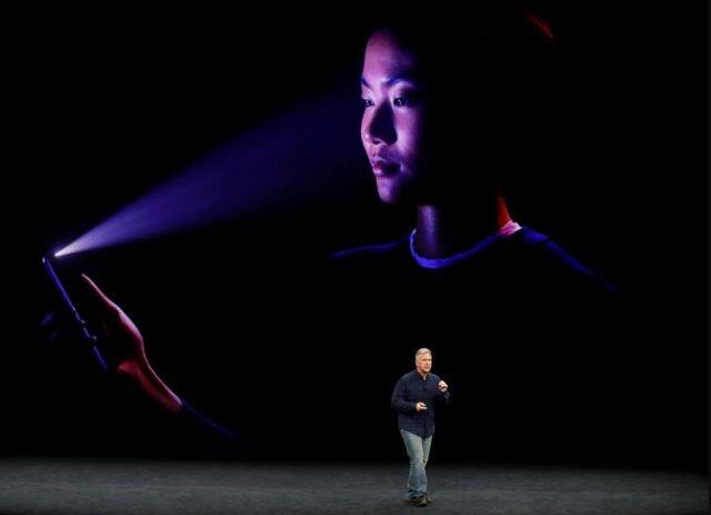  iPhone Xમાં ફેસ રેકગ્નાઈઝ અનલોક સિસ્ટમ છે એટલે કે ચહેરો ઓળખીને પોતે ફોન અનલોક કરી દેશે. સાથે જ પાસવર્ડની સુવિધા પણ આપવામાં આવી છે. તેના ટોપ પર ઈન્ફ્રારેડ કેમેરા છે જે અંધારામાં પણ યુઝર્સના ફેસ ડિટેક્ટ કરી શકે છે. એવો દાવો કરવામાં આવી રહ્યો છે કે, ફેસ આઈડી, ટચ આઈડીની સરખામણીમાં વધુ ઝડપી અને સુરક્ષિત છે.