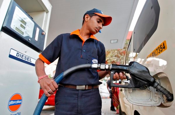 petrol diesel-price-cut-no-discussion-with-omcs-says-petroleum minister hardeep-singh-puri Petrol-Diesel Price Cut: ১০ টাকা কমবে পেট্রোল-ডিজেলের দাম ? প্রশ্ন শুনে এই উত্তর দিলেন পেট্রোলিয়াম মন্ত্রী