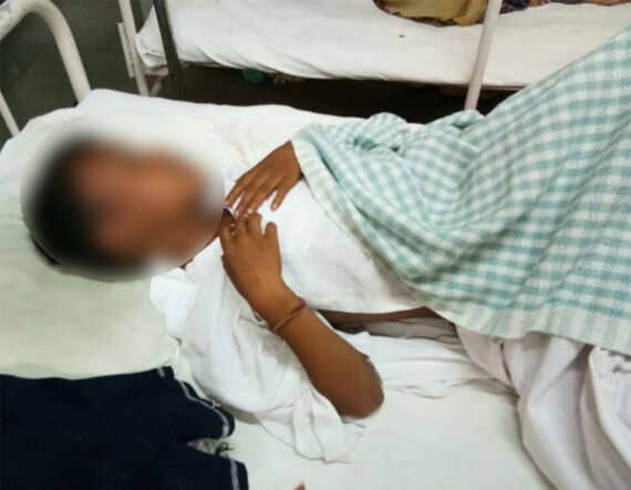  તેમણે વધુમાં જણાવ્યું કે, બપોરે કેટલાક અજાણ્યા ઇસમો તેના દીકરાને ઓટો રીક્ષામાં ઉપાડી 2 કિલોમીટર દુર જંગલઈમાં લઈ ગયા હતા. જ્યાં તેને પહેલાં ઢોર માર માર્યો અને બાદમાં આખા શરીર અને ગુપ્ત જગ્યા અને કાન પર બચકા ભર્યા હતા. દારૂના નશામાં ચૂર ત્રણેય નરાધમોએ માસૂમ સાથે સૃષ્ટિ વિરૂદ્ધનું કૃત્ય આચરી તેના જાંઘના ભાગે બ્લેડના ઘા પણ માર્યા હતા. લગભગ 9 કલાક સુધી હવસખોરોનો શિકાર બનેલા માસૂમે આખરે હિંમત કરી ચુંગલમાંથી ભાગીને થોડે દુર એક મકાનમાં પહોંચ્યો હતો. જ્યાં તેણે પોતાની સાથે થયેલી ઘટના કહ્યા બાદ માનવતાવાદી યુવાને પીડિતને ઘરે છોડવા આવ્યો હતો.