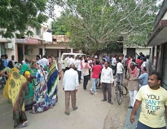  બાદમાં સંજનાના મૃતદેહને દફન કરવા માટે મલાણા ગામ લાવવામાં આવ્યો હતો. મૃતકના મોટાભાઇ મુકેશ શ્રીમાળીએ આરોપ લગાવ્યો હતો કે મારી બહેને આત્મહત્યા નથી કરી અંતિમવિધિ સમયે મારી બહેનને સમાજની બહેનો સ્નાન કરાવતી હતી તે સમયે શરીરના ભાગે અને ગુપ્તભાગે ઇજાના નિશાન જોયા હતા. જેથી મારી બહેનની હત્યા કરાઇ હોવાની શંકા છે. દફનવિધિ કર્યા પહેલા પોલીસને જાણ કરી હતી. જેના પગલે પોલીસ મલાણા ગામ આવી પંચનામું કરી મૃતદેહને પીએમ માટે પાલનપુર સિવિલમાં લવાયો છે.