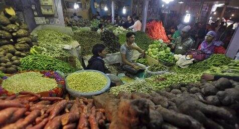  ખાદ્ય મોંઘવારી દર બે ગણાથી વધારે વધવાને કારણે મોંઘવારીમાં ભડકો જોવા મળ્યો છે. માસિક ધોરણે ઓગસ્ટમાં ખાદ્ય મોંઘવારી દર 2.15 ટકાથી વધીને 5.75 ટકા રહ્યો છે. ઓગસ્ટમાં મેન્યુફેક્ચર્ડ પ્રોડક્ટ્નો મોંઘવારી દર 2.12 ટકાથી વધીને 4.41 ટકા નોંધાયો છે. તેવી જ રીતે ઓગસ્ટમાં ફ્યૂઅલ, પાવરનો મોંઘવારી દર જુલાઈના 4.37 ટકાથી વધીને 9.99 ટકા નોંધાયો છે.