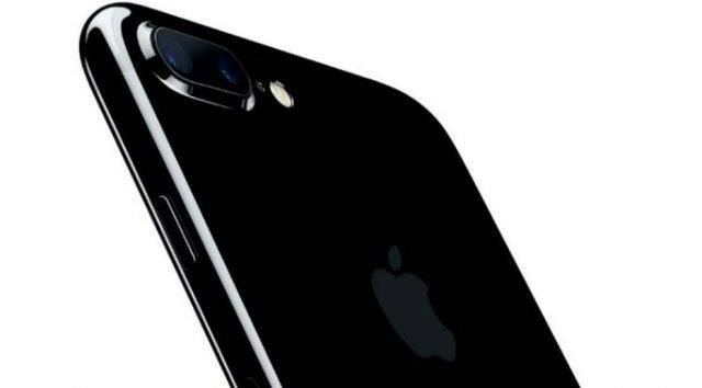  iPhone 8 અને iPhone 8 Plus બે સ્ટોરેજ 64 GB અને 256GB વેરિયન્ટમાં ઉપલબ્ધ છે. iPhone 8 64 GBની કિંમત 64,000 રુપિયા હશે જ્યારે iPhone 8 256GB સ્ટોરેજ વેરિયંટની કિંમત 77,000 રુપિયા છે. iPhone 8 Plus 64 GB 73,000 રૂપિયા જ્યારે iPhone 8 Plus 256 GB વેરિયંટની કિંમત 86,000 રૂપિયા છે.