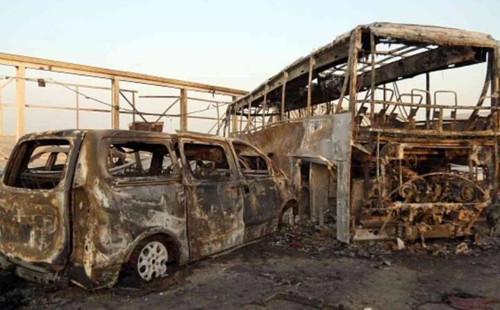 નાસીરિયા: ઈરાકમાં દક્ષિણ ક્ષેત્રમાં નાસીરિયા શહેર નજીક બંદૂકધારિઓની ગોળીબારી અને આત્મઘાતી કાર બોમ હુમલામાં સાત ઈરાનિઓ સહિત લગભગ 74 લોકોના મોત થઈ ગયા છે. આ હુમલાની જવાબદારી ઈસ્લામિક સ્ટેટે લીધી છે.