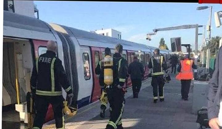 બ્લાસ્ટ સમયે ટ્રેન સાઉથ વેસ્ટ લંડનના પાર્સન્સ ગ્રીન સ્ટેશન પર હતી. સફેદ રંગના કન્ટેનર અથવા ટબ જેવી વસ્તુને ટ્યૂબ ટ્રેનના દરવાજા નજીક એક બેગમાં મૂકેલી હતી. જેવો બ્લાસ્ટ થયો તેવી આગ લાગી અને તેમાં કોઇ પ્રકારનો ગેસ નિકળવા લાગ્યો હતો.