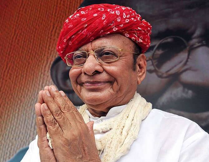 જનવિકલ્પની મૂહિમ પાછળ પૂર્વ મુખ્યમંત્રી અને કોંગ્રેસમાંથી છેડો ફાડનાર શંકરસિંહ વાઘેલાનો દોરીસંચાર હોઈ શકે છે. વિશ્વસનીય સૂત્રો પાસેથી મળેલી માહિતી પ્રમાણે નવરાત્રિની શરૂઆતથી વાઘેલા અંબાજીથી રાજ્યમાં શક્તિધોમોની યાત્રા કરશે. અને આ યાત્રા દરમિયાન રાજ્યમાં ભાજપ, કોંગ્રેસ ઉપરાંત ત્રીજો વિકલ્પ પણ હોવાની જાહેરાત કરશે. 