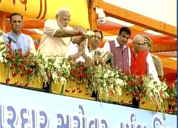 ગાંધીનગર: વડાપ્રધાન નરેન્દ્ર મોદી ગુજરાતની જીવાદોરી સમાન સરદાર સરોવર યોજનાનું લોકાર્પણ માટે કેવડિયા કોલોની પહોંચ્યા છે. વડાપ્રધાને પોતાના 68માં જન્મ દિવસની શરૂઆત માતાના આશીર્વાદ સાથે કરી હતી. મોદીએ વહેલી સવારે ગાંધીનગરે તેમની માતા હિરાબાના આશીર્વાદ લીધા હતા.