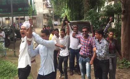 પોલીસે વિરોધ કરી રહેલા 32 પાટીદારોની અટકાયત કરી હતી. પાટીદારોના વિરોધ અંગે નિવેદન આપતાં ઋત્વિજ પટેલ કહ્યું કે, પાટીદારો અમારી સાથે છે અને પાંચ-સાત કોંગ્રેસ પ્રેરીત પાટીદારો ભાજપનો વિરોધ કરે તેને વિરોધ ન કહેવાય. તેણે તમામ પાટીદારો ભાજપ તરફી હોવાનો હુંકાર કર્યો હતો.