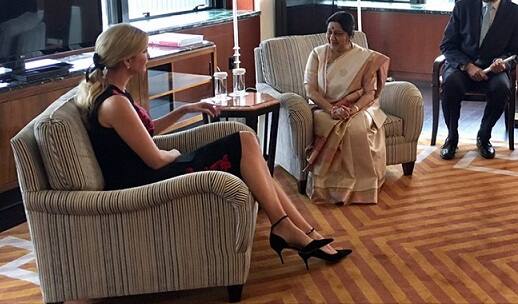 નવી દિલ્લી: ભારતના વિદેશમંત્રી સુષમા સ્વરાજે યૂએન જનરલ એસેમ્બલીના સેશન સમયે અમેરિકી રાષ્ટ્રપતિ ડોનાલ્ડ ટ્રંપની પુત્રી અને સલાહકાર ઇવાંકા ટ્રંપ સાથે મુલાકાત કરી. ઇવાંકાએ ટ્રંપ અને સુષમા સ્વરાજે બંને દેશોની મહિલાઓ માટે એન્ટરપ્રેન્યોરશિપ અને વર્કફોર્સ ડેવલપમેન્ટ પર ચર્ચા કરી. સાથે ટ્રંપની પુત્રીએ ઇવાંકા ટ્રંપે સુષમા સ્વરાજને ‘પ્રભાવશાળી’ વિદેશમંત્રી પણ ગણાવ્યા. 