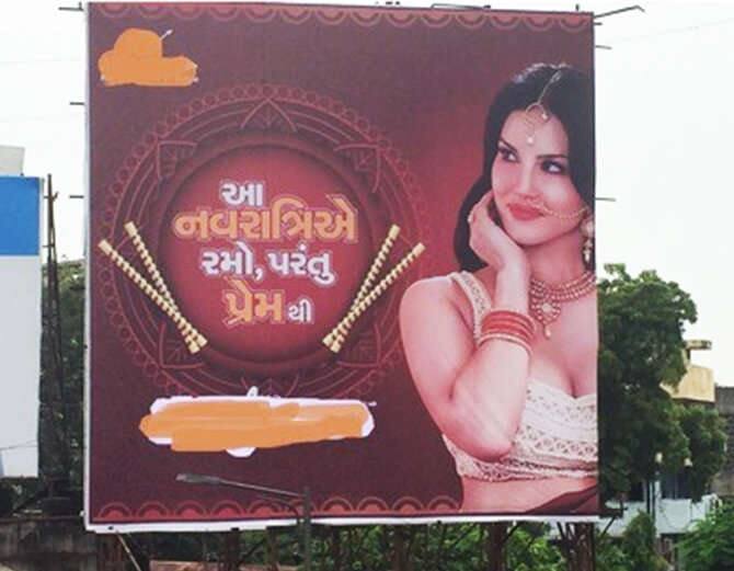 સુરતઃ ગુજરાતમાં સની લિયોનીની કોન્ડોમ એડનો ચારેબાજુએથી વિરોધ થઈ રહ્યો છે. નવરાત્રી પર થનારા ગરબા સાથે જોડીને એક એડના બેનરો સુરતમાં લગાવાવમાં આવ્યા હતા. જ્યારે લોકોએ આ એડનો વિરોધ કર્યો તો ઉધનામાં 15 પોલીસકર્મી એડનીસુરક્ષા માટે ઉભા રાખવામાં આવ્યા હતા. બાદમાં આ જાહેરાતના હોર્ડિંગને ઉતારવામાં આવી હતી.